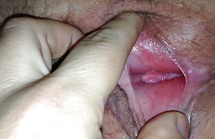 Milf Gilly Inggris memompa video xxx sex jepang vaginanya yang basah dengan dildo.